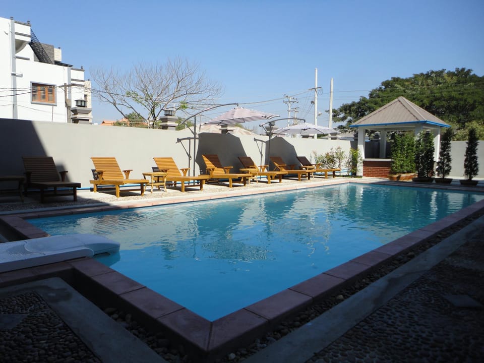 Swimming pool [outdoor]