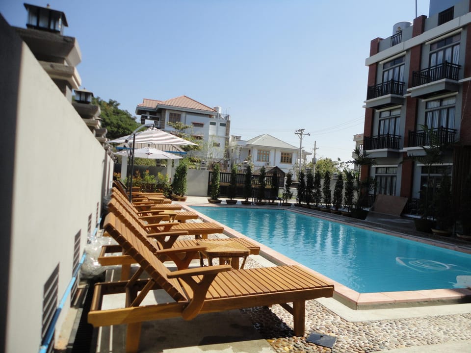 Swimming pool [outdoor]