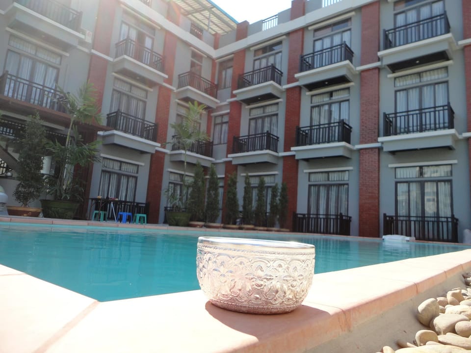 Swimming pool [outdoor]