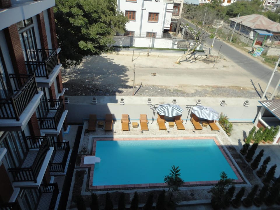 Swimming pool [outdoor]