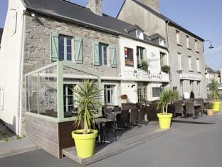 Aux 13 Arches Hotel in Portbail