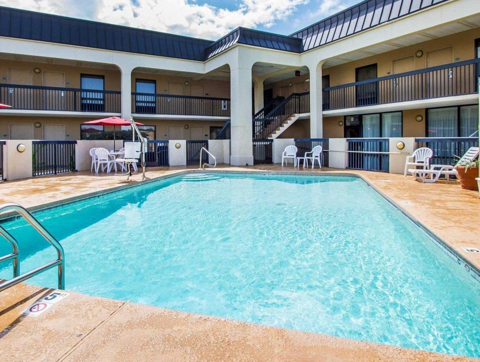 Swimming pool [outdoor]