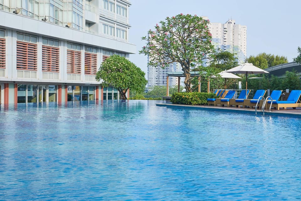 Swimming pool [outdoor]