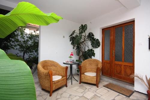 Apartments and rooms by the sea Banjol, Rab - 5077 Hotel in Lika-Senj County