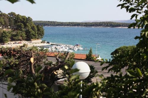 Apartments and rooms by the sea Banjol, Rab - 5077 Hotel in Lika-Senj County