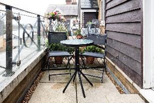 Velvet 1-bedroom apartment with Balcony, Hoddesdon Hotel in East Hertfordshire District