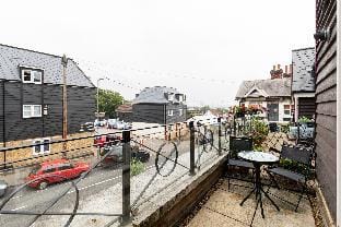 Velvet 1-bedroom apartment with Balcony, Hoddesdon Hotel in East Hertfordshire District