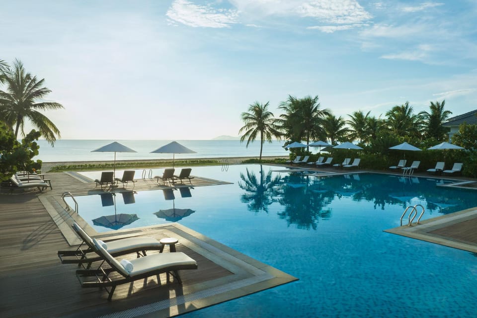 Swimming pool [outdoor]