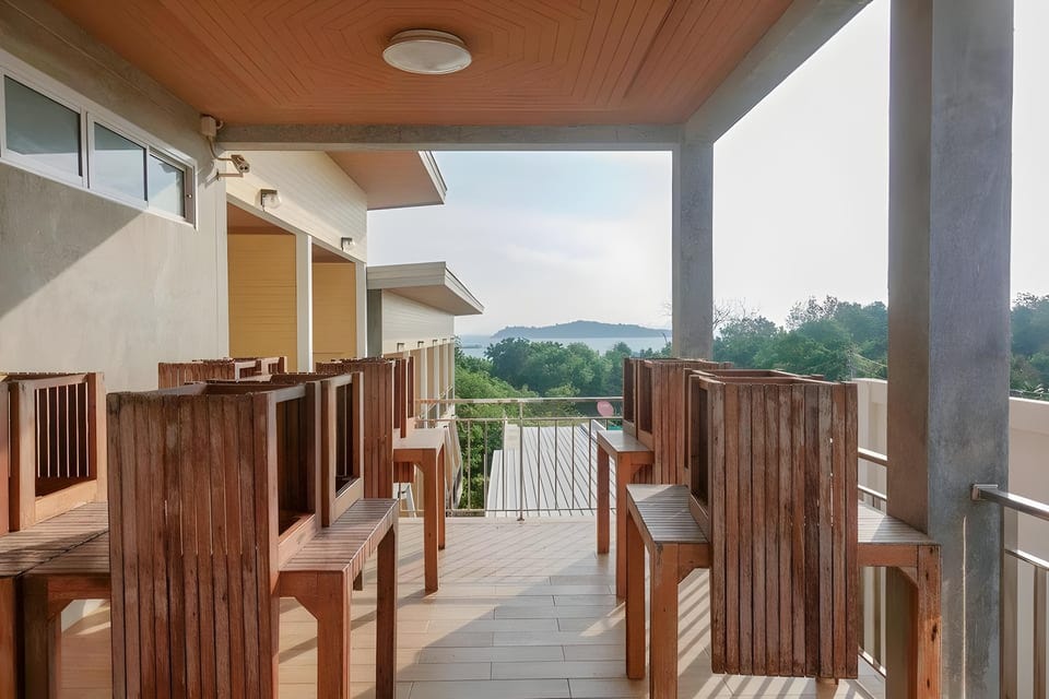 Check-in Resort Koh Larn Resort in Chon Buri Changwat