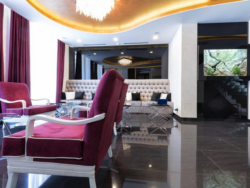 Shared lounge/TV area