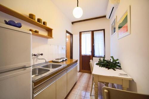 Apartments and rooms with parking space Komiza, Vis - 8844 Hotel in Komiža