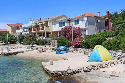 Apartments and rooms with parking space Mandre, Pag - 6309 Hotel in Novalja