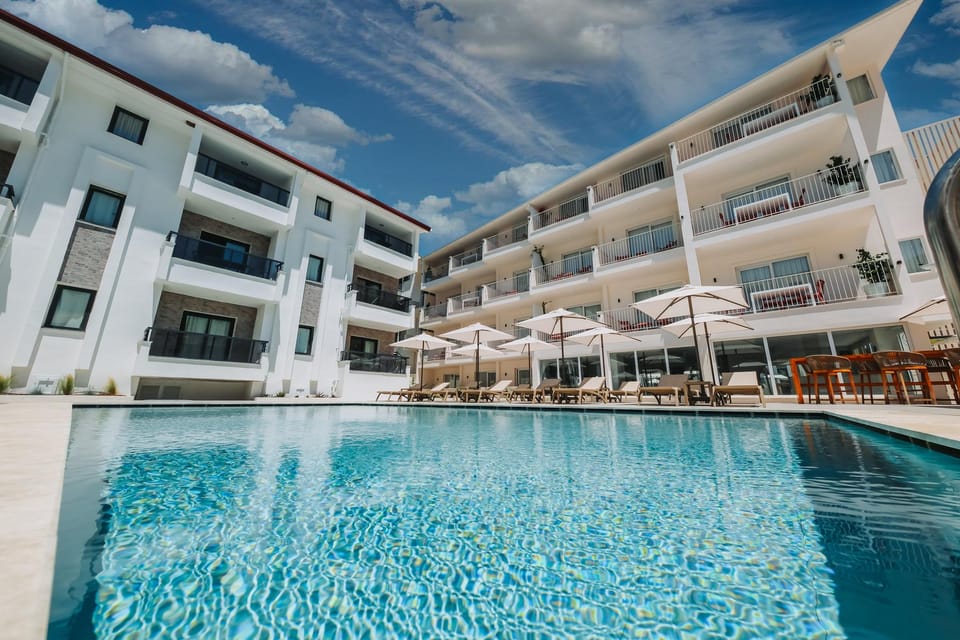 Swimming pool [outdoor]