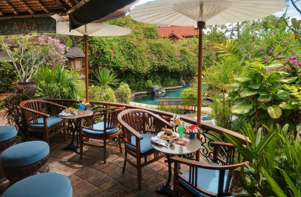 Poolside bar