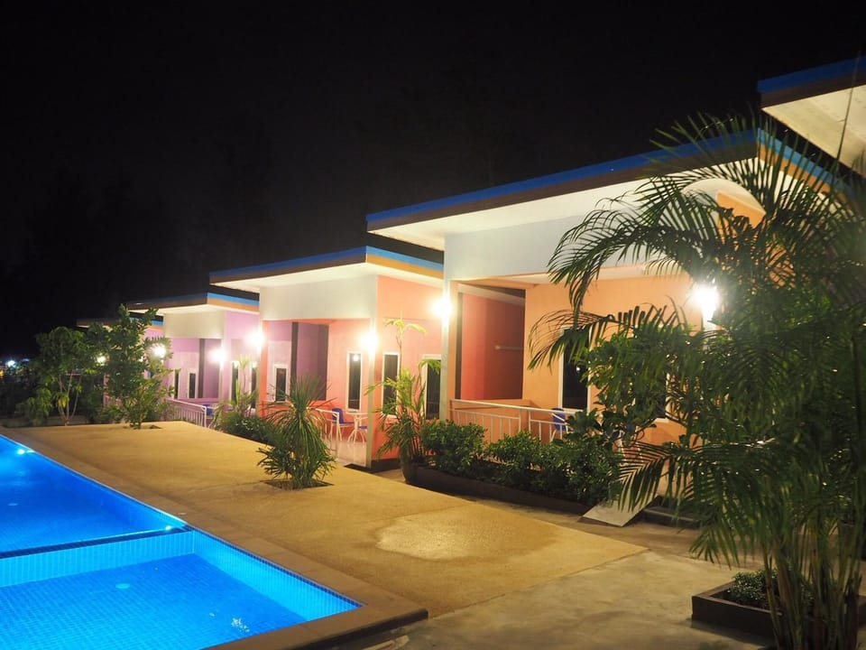 Swimming pool [outdoor]