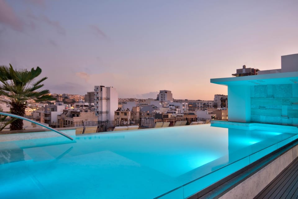 Swimming pool [outdoor]