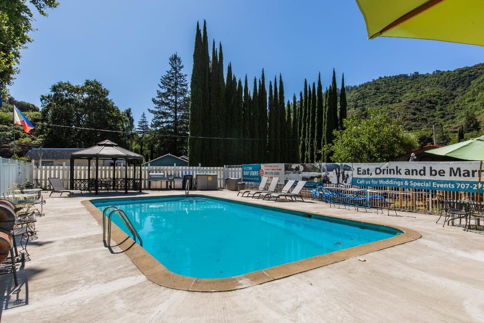 Swimming pool [outdoor]