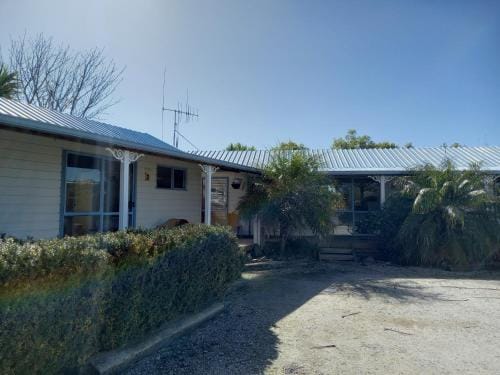 Raglan West Accommodation Units Motel in Raglan