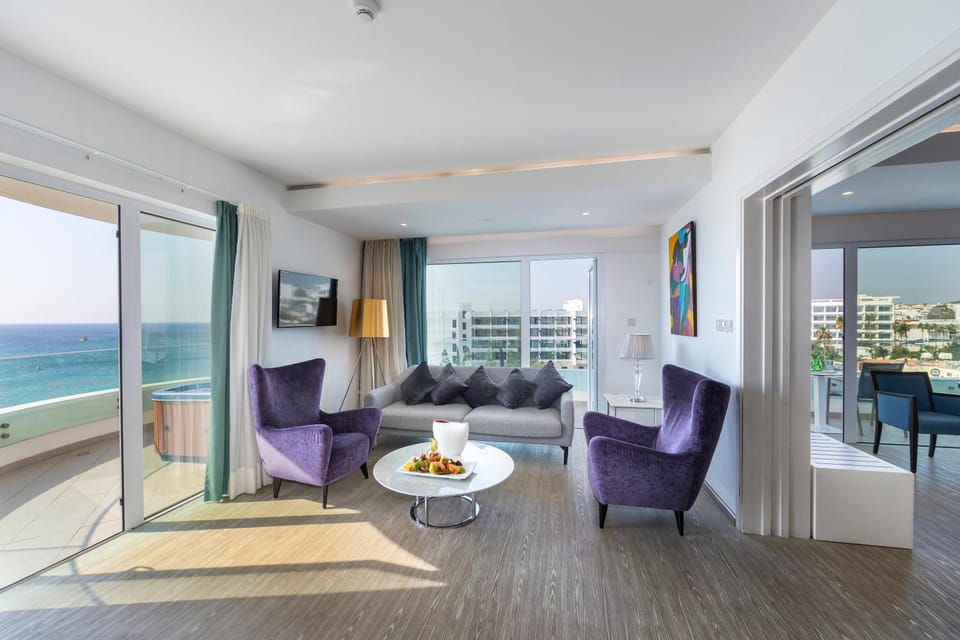 Shared lounge/TV area