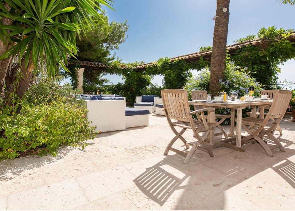 Villa Le Castel Rose Resort in Cannes