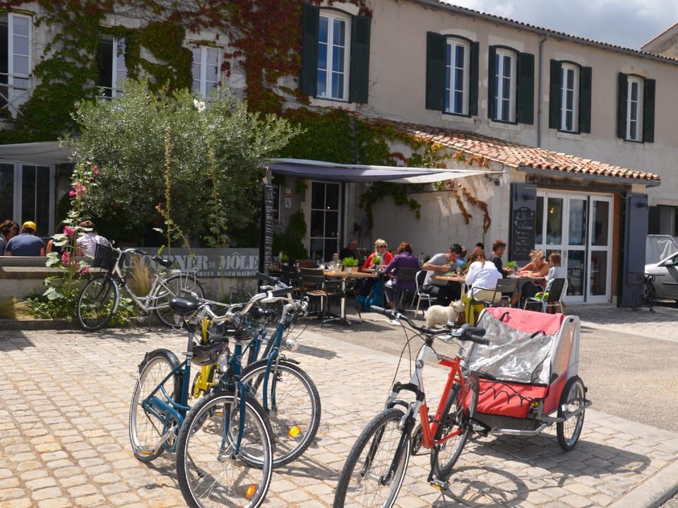 Le Môle Apartment hotel in La Flotte