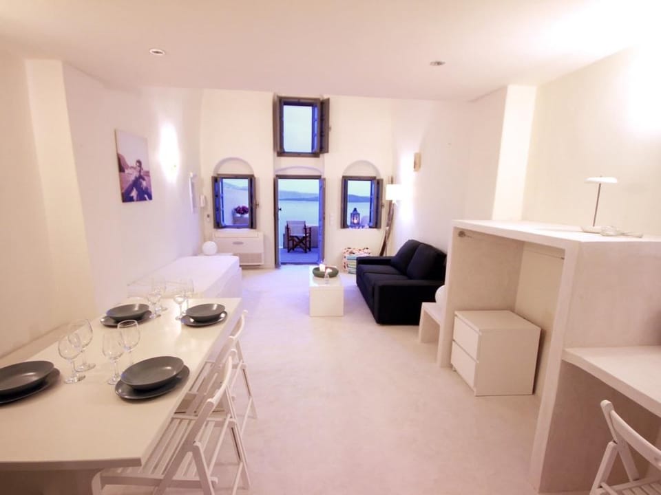 Alafouzou Cave Loft Hotel in Oia