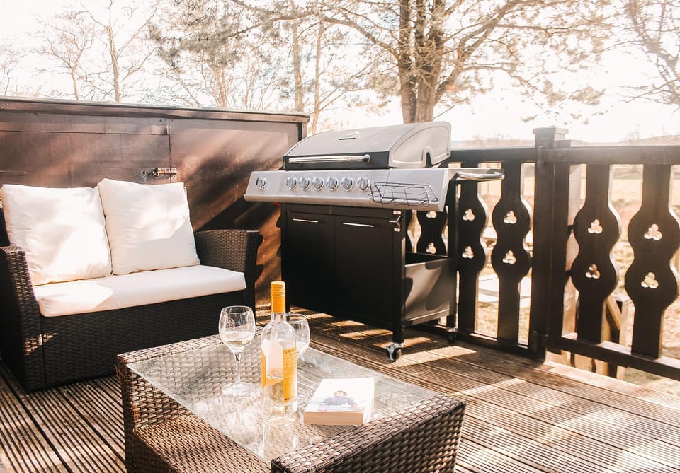 Keer Side Lodge, Luxury lodge with private hot tub at Pine Lake Resort Lodge in England
