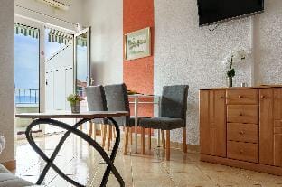 Sea view Apartment for 24 people - family Hotel in Baška Voda