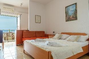 Sea view Apartment Studio for 23 people - close to commodities Hotel in Baška Voda