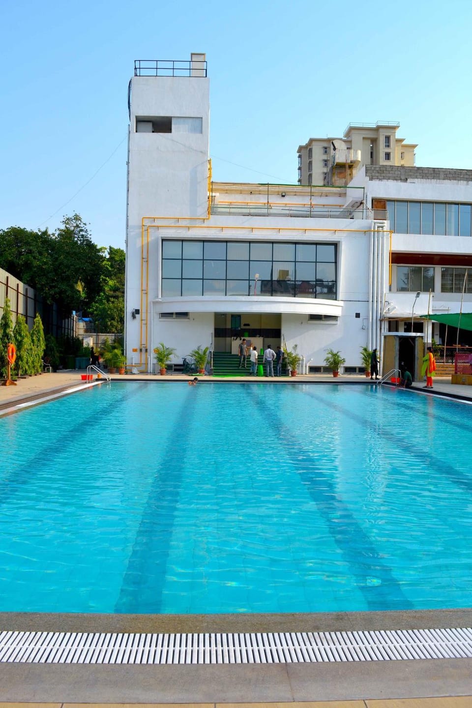 Swimming pool [outdoor]