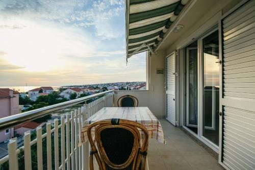 Apartments and rooms with parking space Novalja, Pag - 6482 Hotel in Novalja