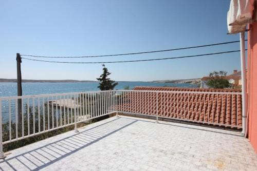 Rooms by the sea Kustici, Pag - 6288 Hotel in Novalja