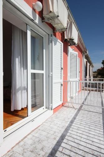 Rooms by the sea Kustici, Pag - 6288 Hotel in Novalja
