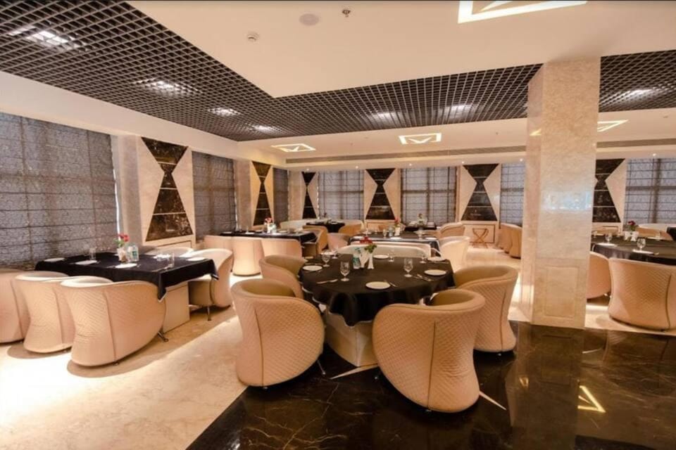 SHAWN ELIZEY Hotel in India
