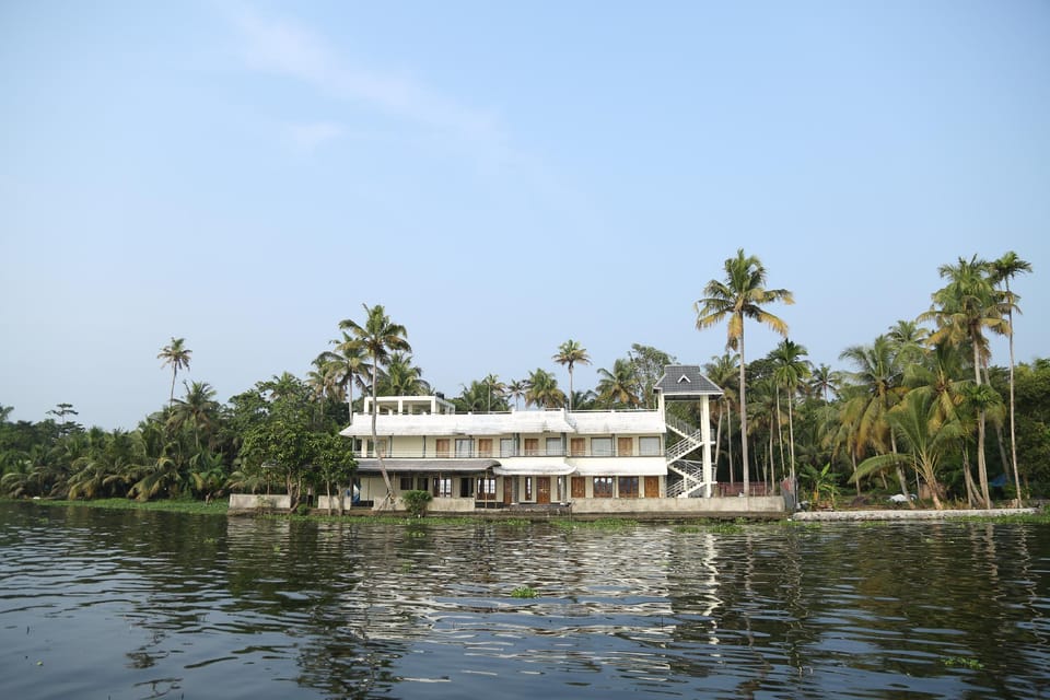 Cosy Lake Villa Hotel in Alappuzha