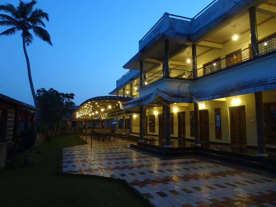 Cosy Lake Villa Hotel in Alappuzha
