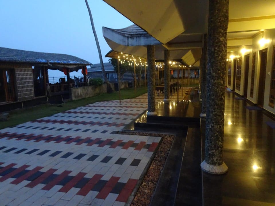Cosy Lake Villa Hotel in Alappuzha