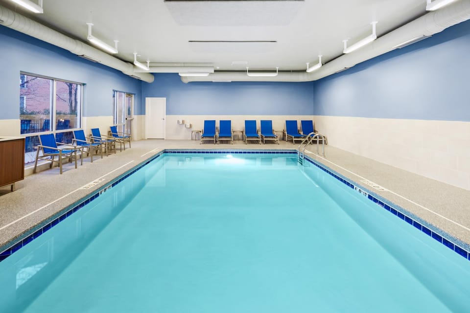 Holiday Inn Express & Suites Chicago North Shore - Niles By IHG Hotel in Des Plaines