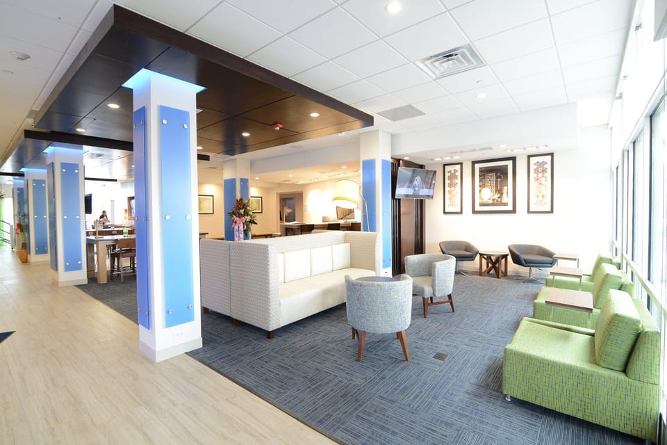 Holiday Inn Express & Suites Chicago North Shore - Niles By IHG Hotel in Des Plaines