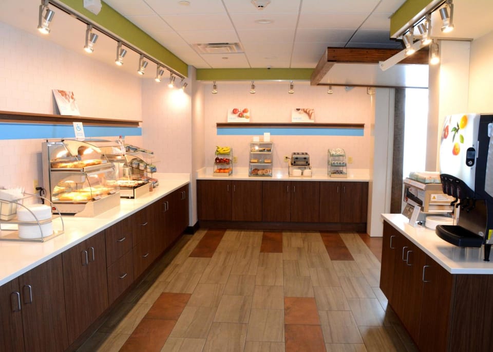Holiday Inn Express & Suites Pittsburgh - Monroeville By IHG Hotel in Churchill