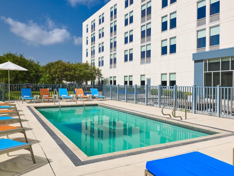 Swimming pool [outdoor]