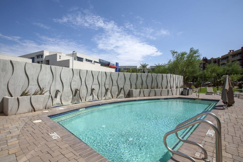 Swimming pool [outdoor]
