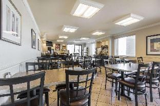 Econo Lodge Inn & Suites Joplin Hotel in Joplin