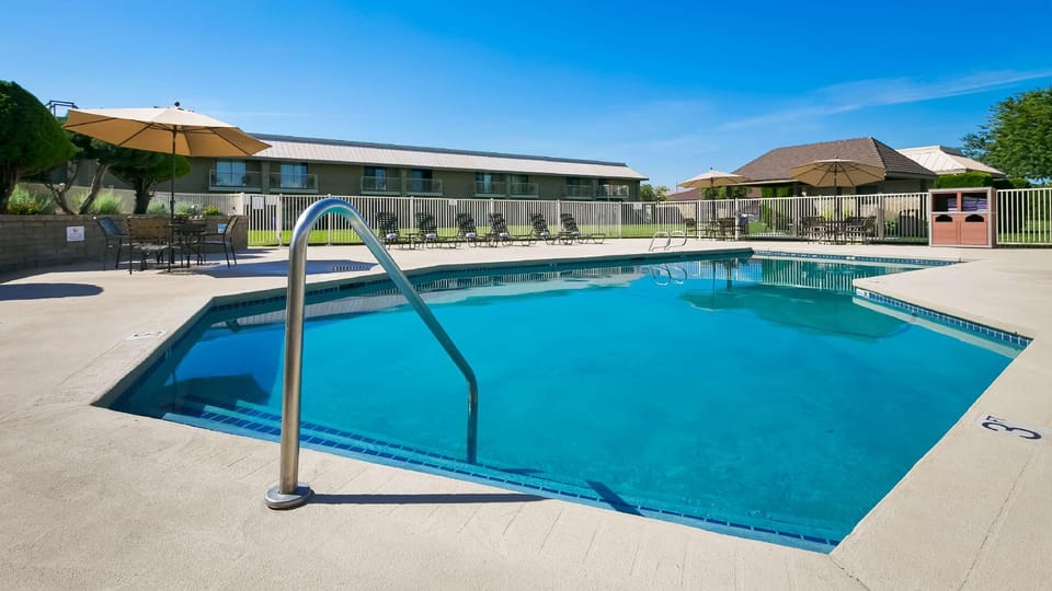 Swimming pool [outdoor]