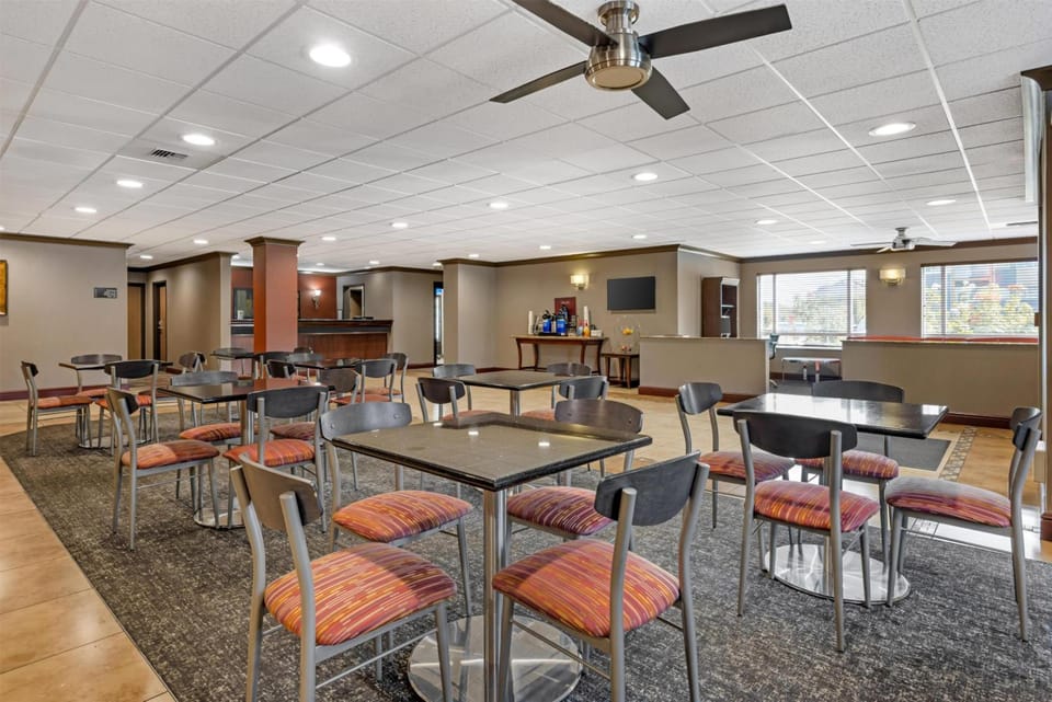 Best Western Cascade Inn & Suites Hotel in Fairview