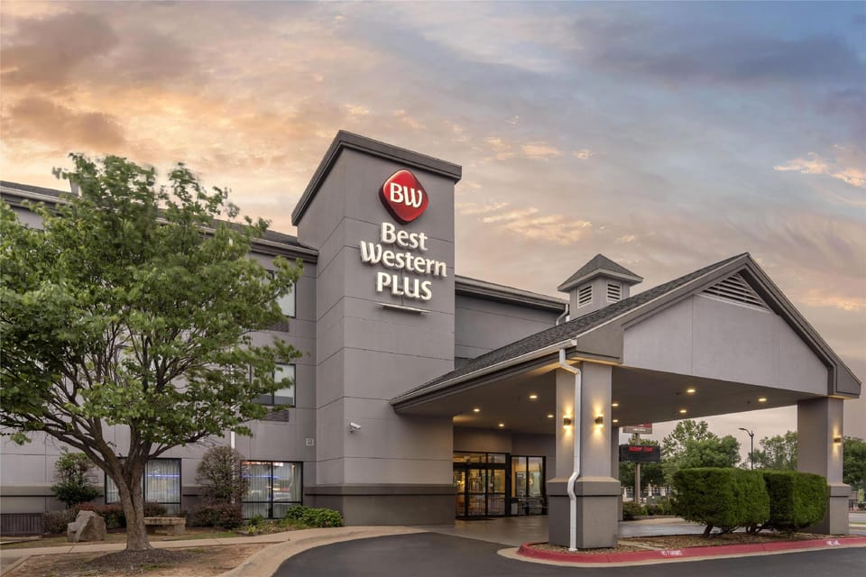 Best Western Plus Castlerock Inn & Suites Hotel in Rogers
