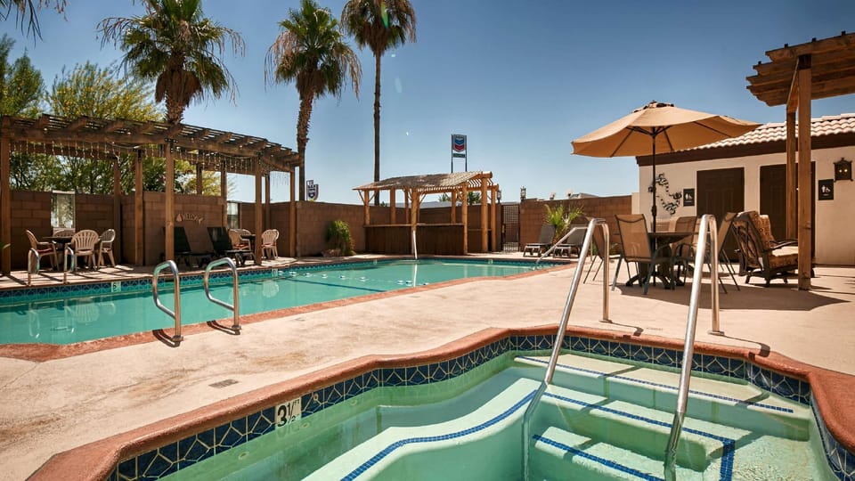 Swimming pool [outdoor]