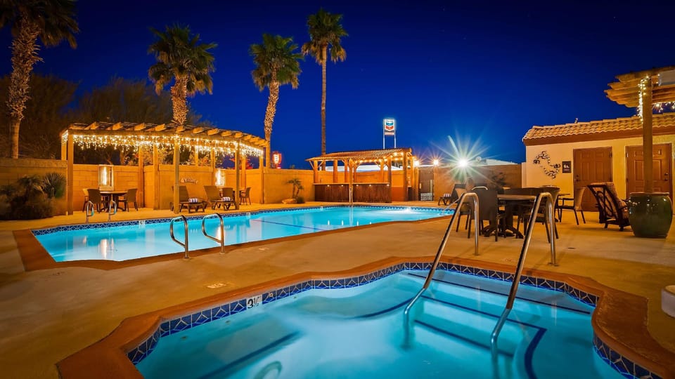 Swimming pool [outdoor]