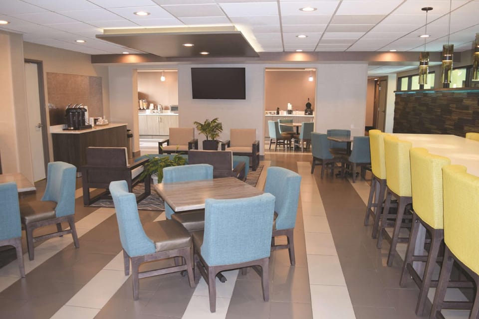 La Quinta Inn & Suites by Wyndham Jamestown Hotel in Allegheny River