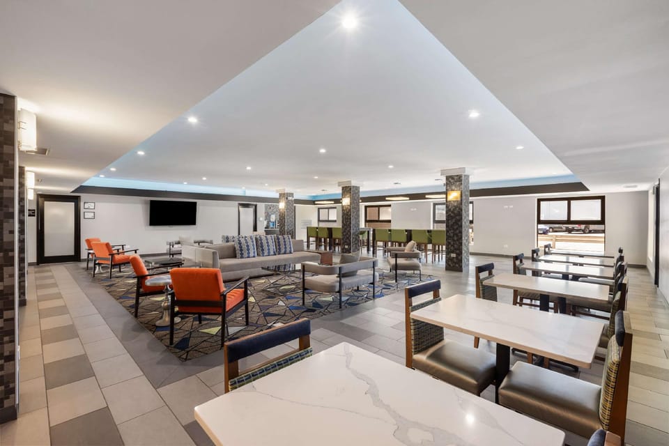 Best Western Inn & Suites - Midway Airport Hotel in Burbank